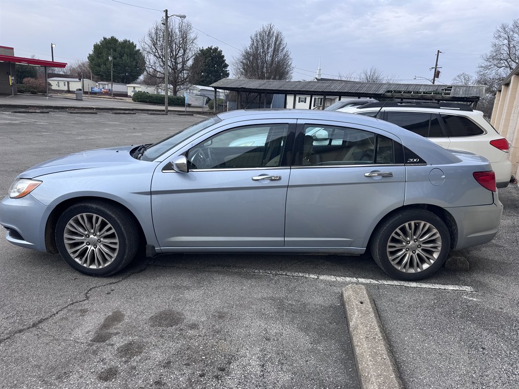 2013 Chrysler 200 Limited's photo
